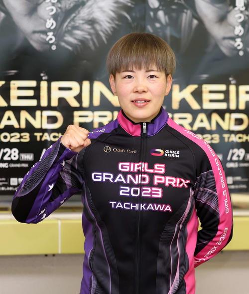 ポーズを決める梅川風子（撮影・鈴木正人）