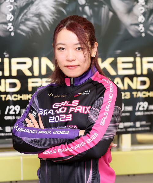 ポーズを決める佐藤水菜（撮影・鈴木正人）