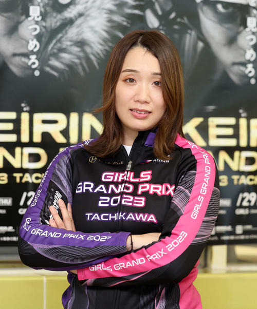 ポーズを決める吉川美穂（撮影・鈴木正人）