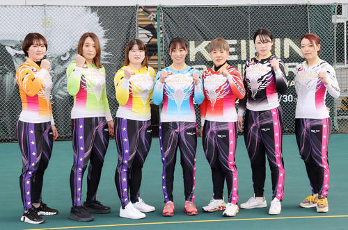ガールズGP出場選手。右から佐藤水菜、児玉碧衣、梅川風子、久米詩、尾方真生、吉川美穂、坂口楓華