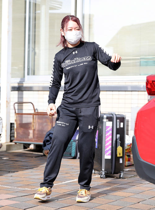 競輪場入りする佐藤水菜（撮影・鈴木正人）