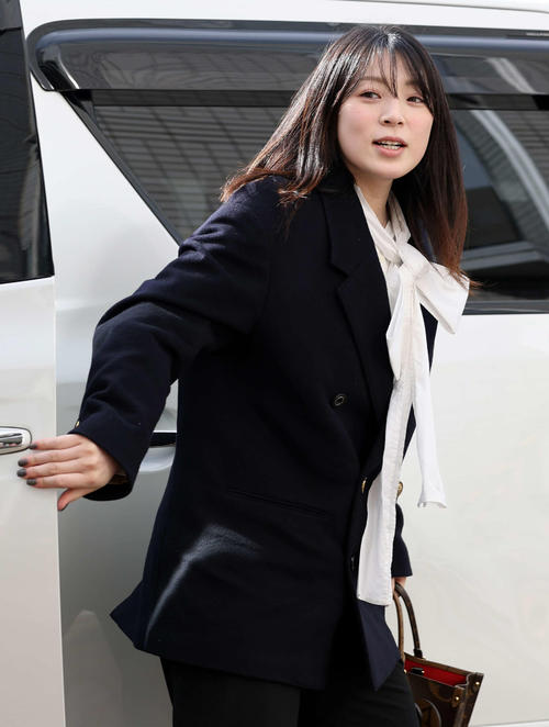 競輪場入りする児玉碧衣（撮影・鈴木正人）