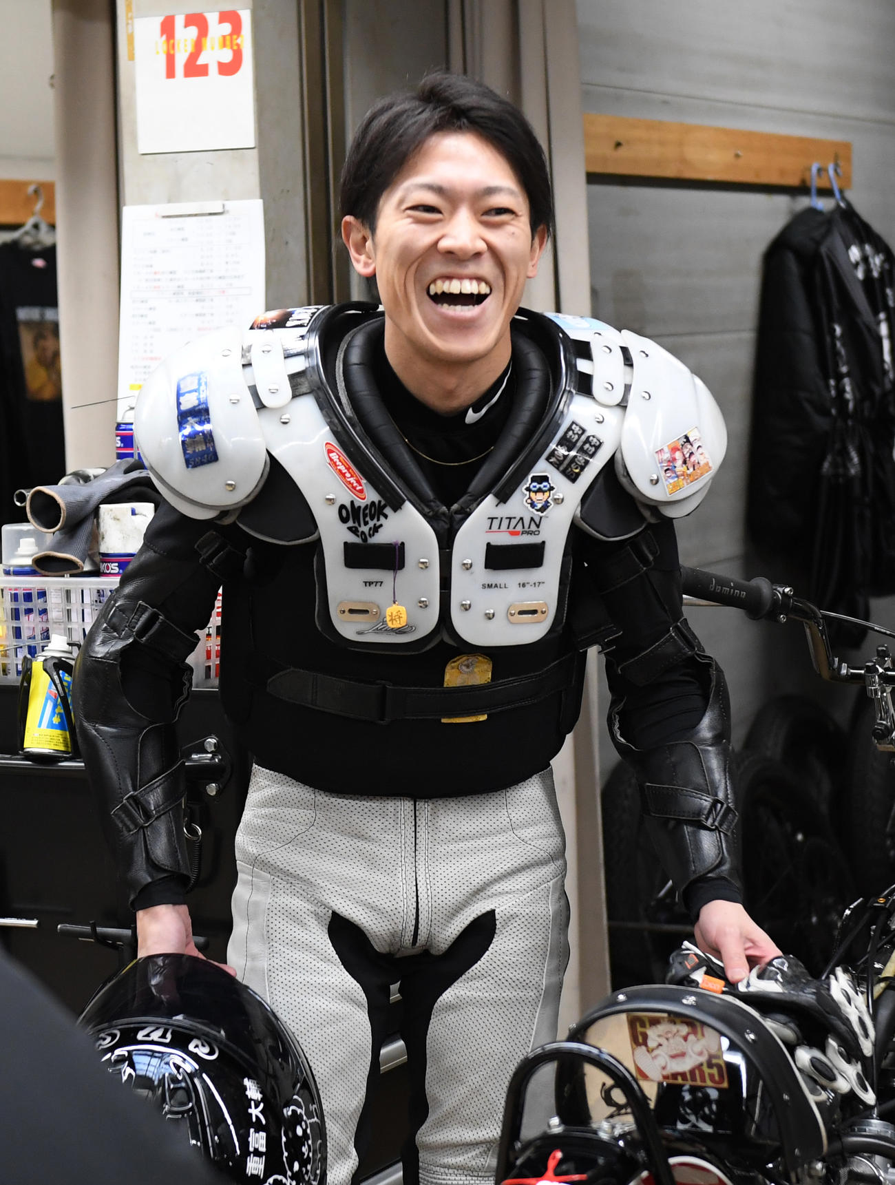 SSシリーズ予選2Rで1着の中村杏亮は笑顔を見せる（撮影・柴田隆二）