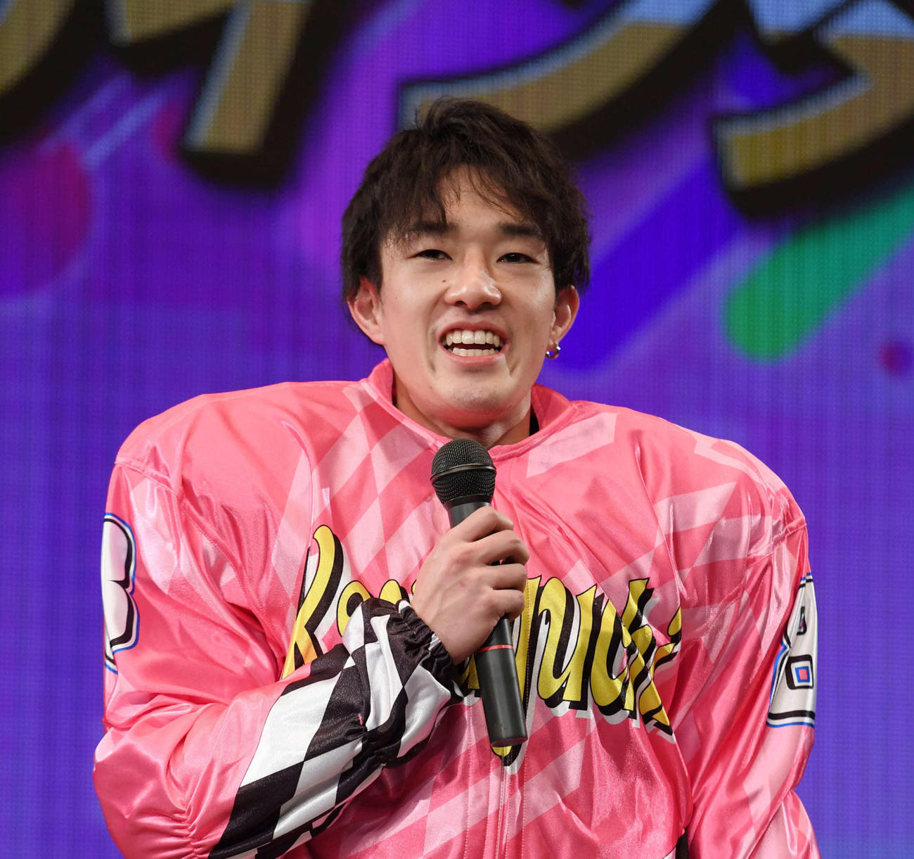11RTR2回戦で1着の黒川京介はインタビューを受ける（撮影・柴田隆二）