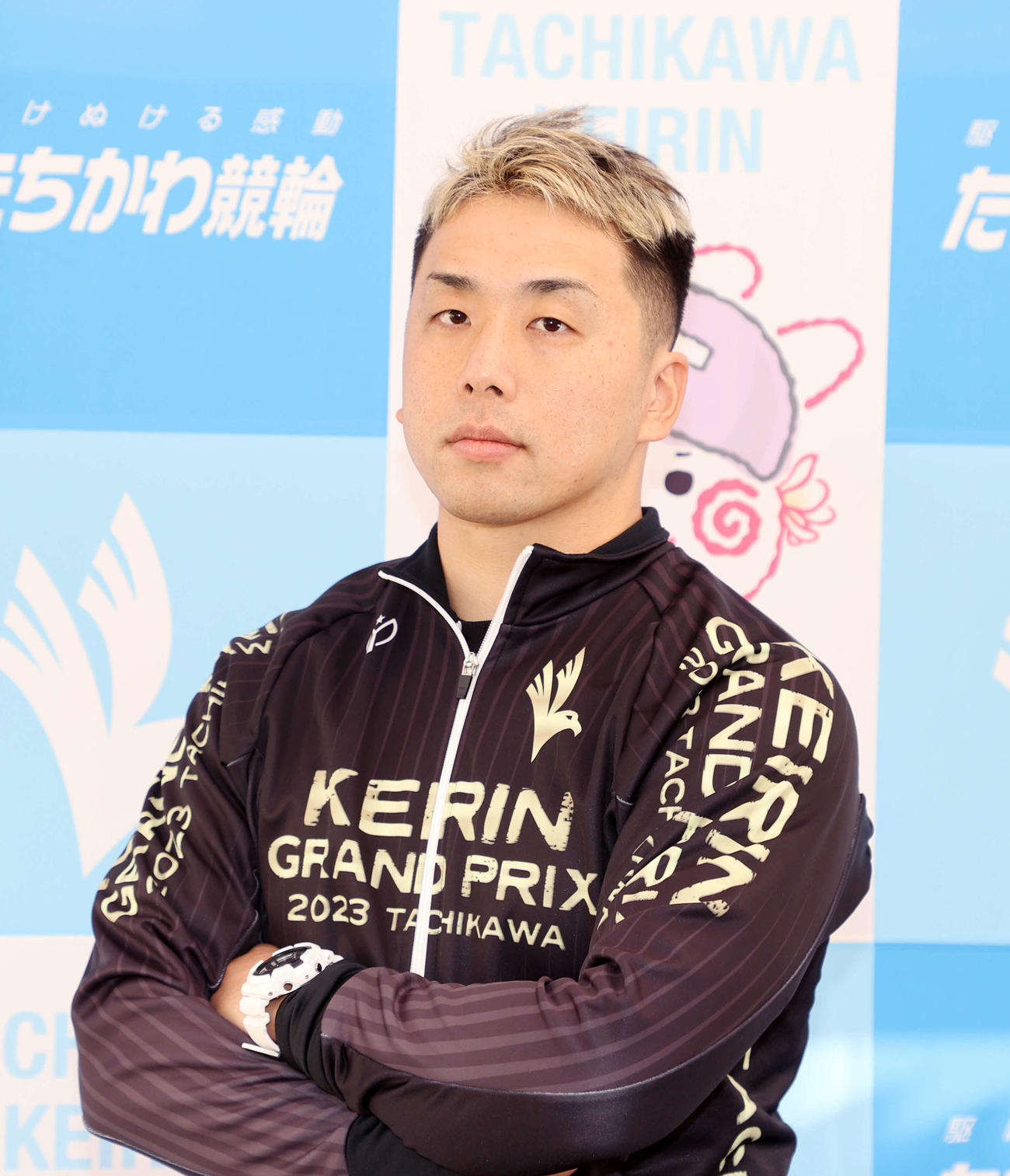 ポーズを決める清水裕友（撮影・鈴木正人）