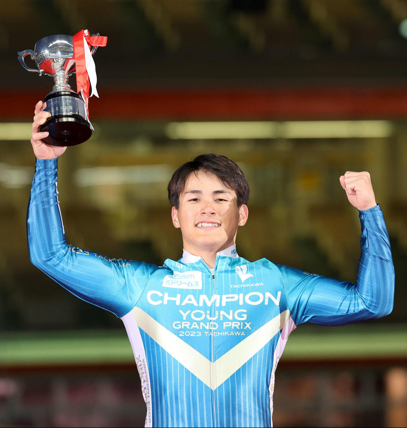 ヤンググランプリを制し、優勝カップを手にガッツポーズする太田海也（撮影・鈴木正人）