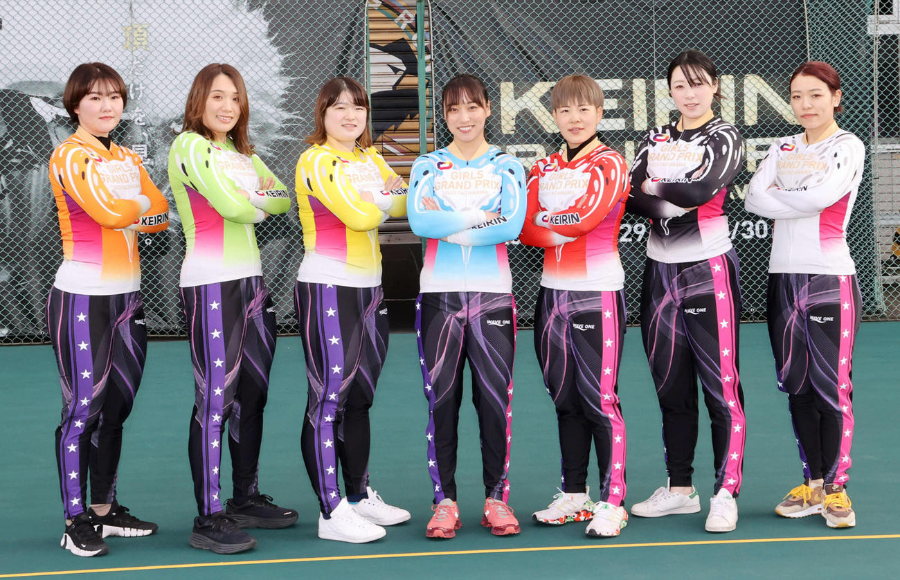ガールズGPに出場する、右から車番順に佐藤水菜、児玉碧衣、梅川風子、久米詩、尾方真生、吉川美穂、坂口楓華（2023年12月27日撮影）