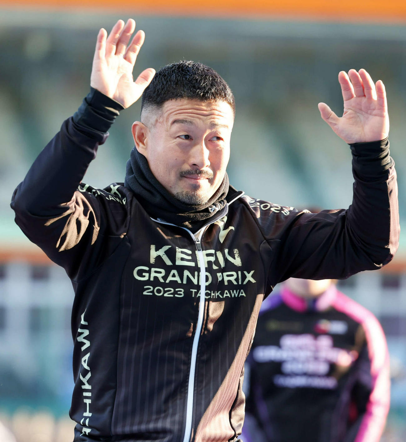 セレモニーでファンに手を振る佐藤慎太郎
