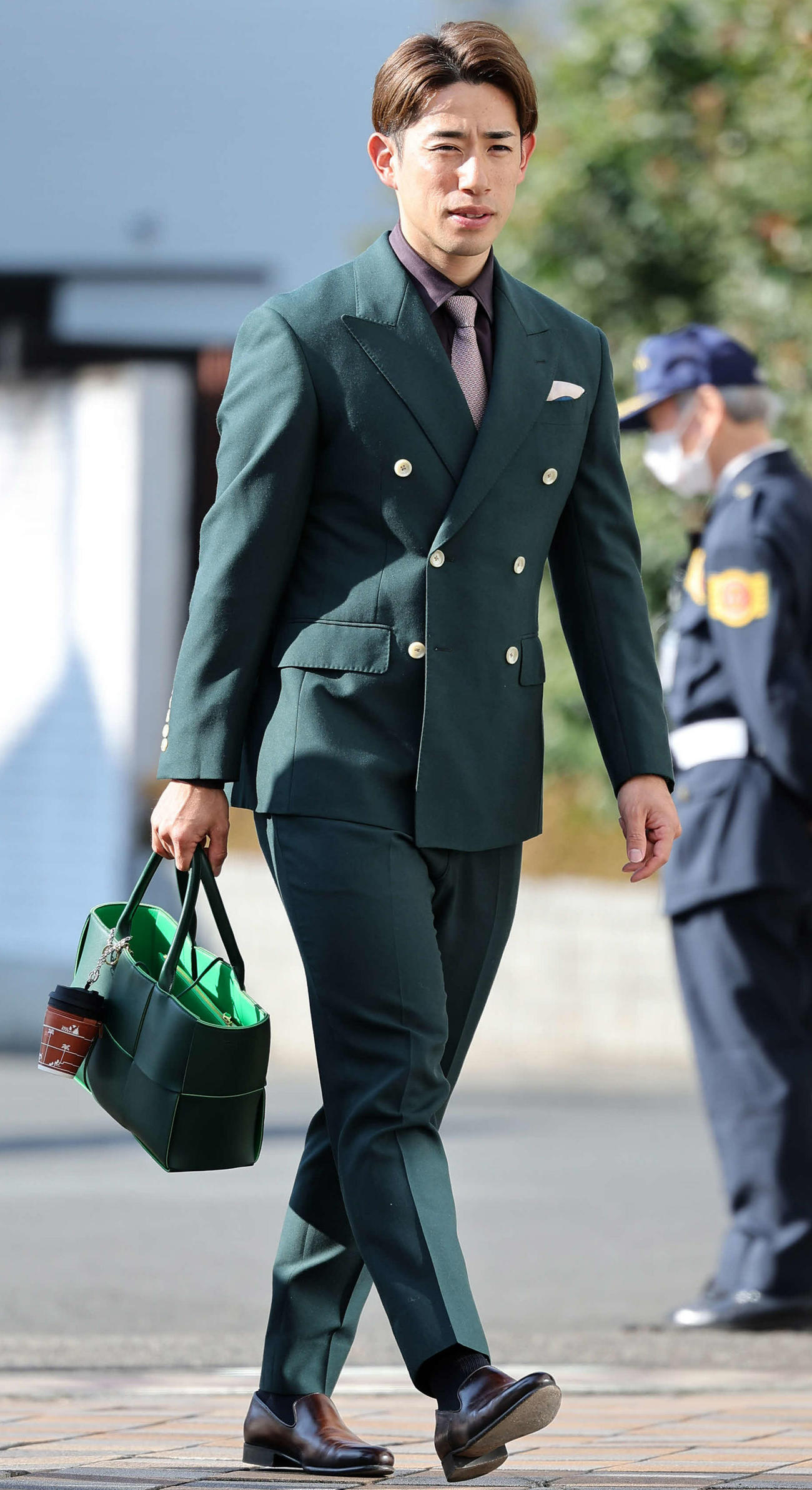 緑色のスーツで競輪場入りする新山響平