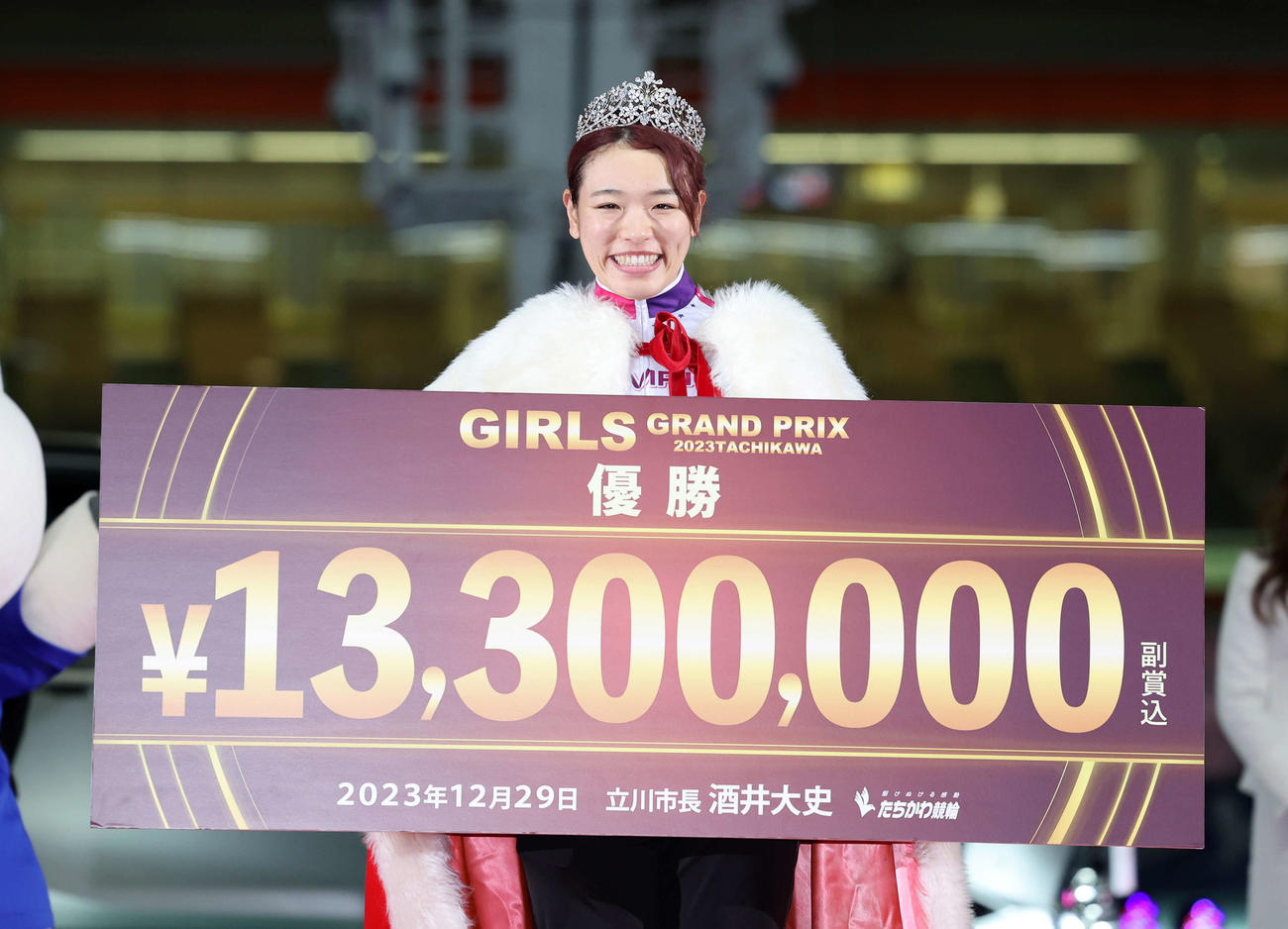 賞金ボードを手に笑顔を見せる佐藤水菜（撮影・鈴木正人）