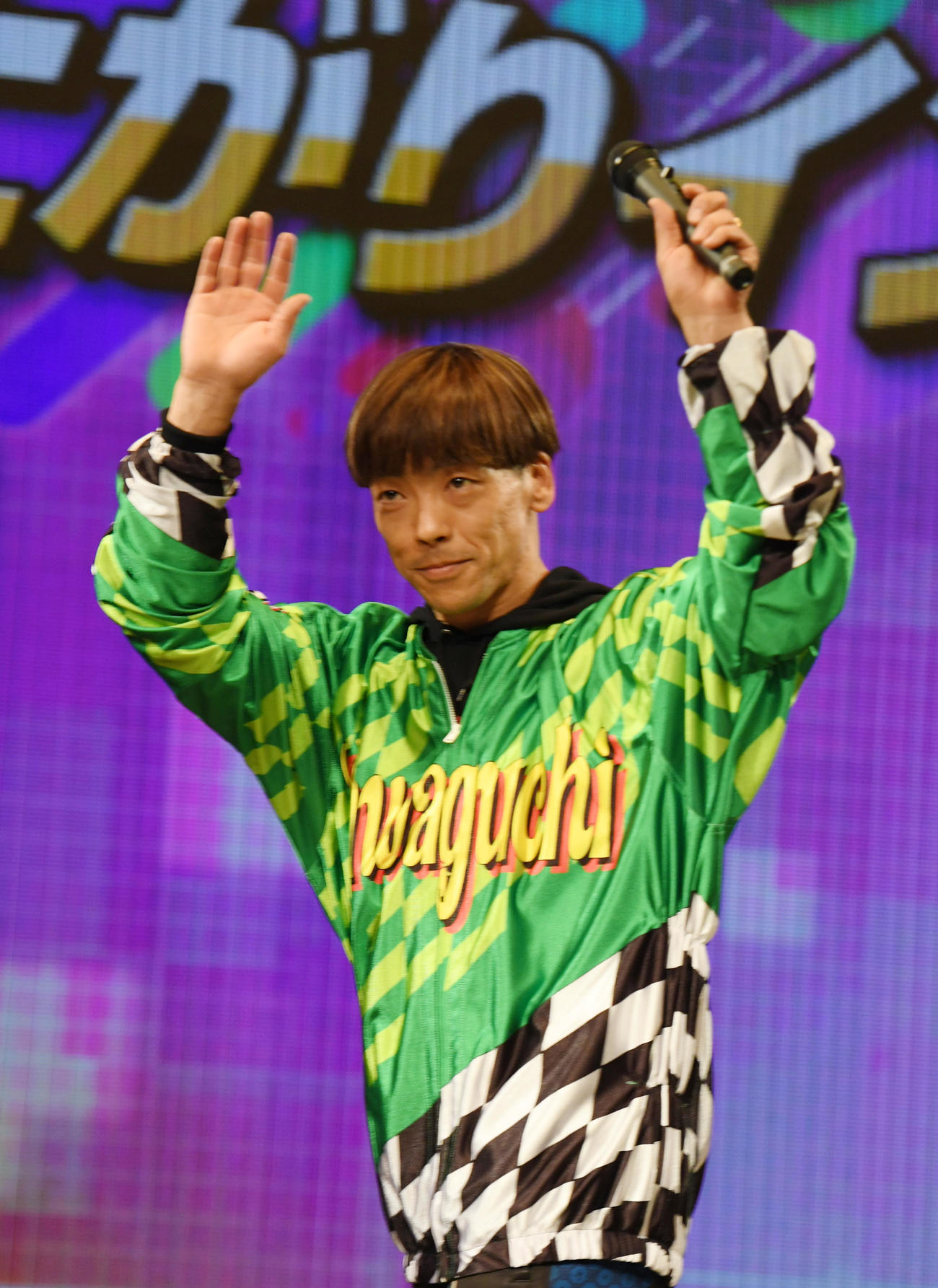 TR3回戦11Rで1着の青山周平は公開勝ち上がりインタビューでファン手を振る（撮影・柴田隆二）