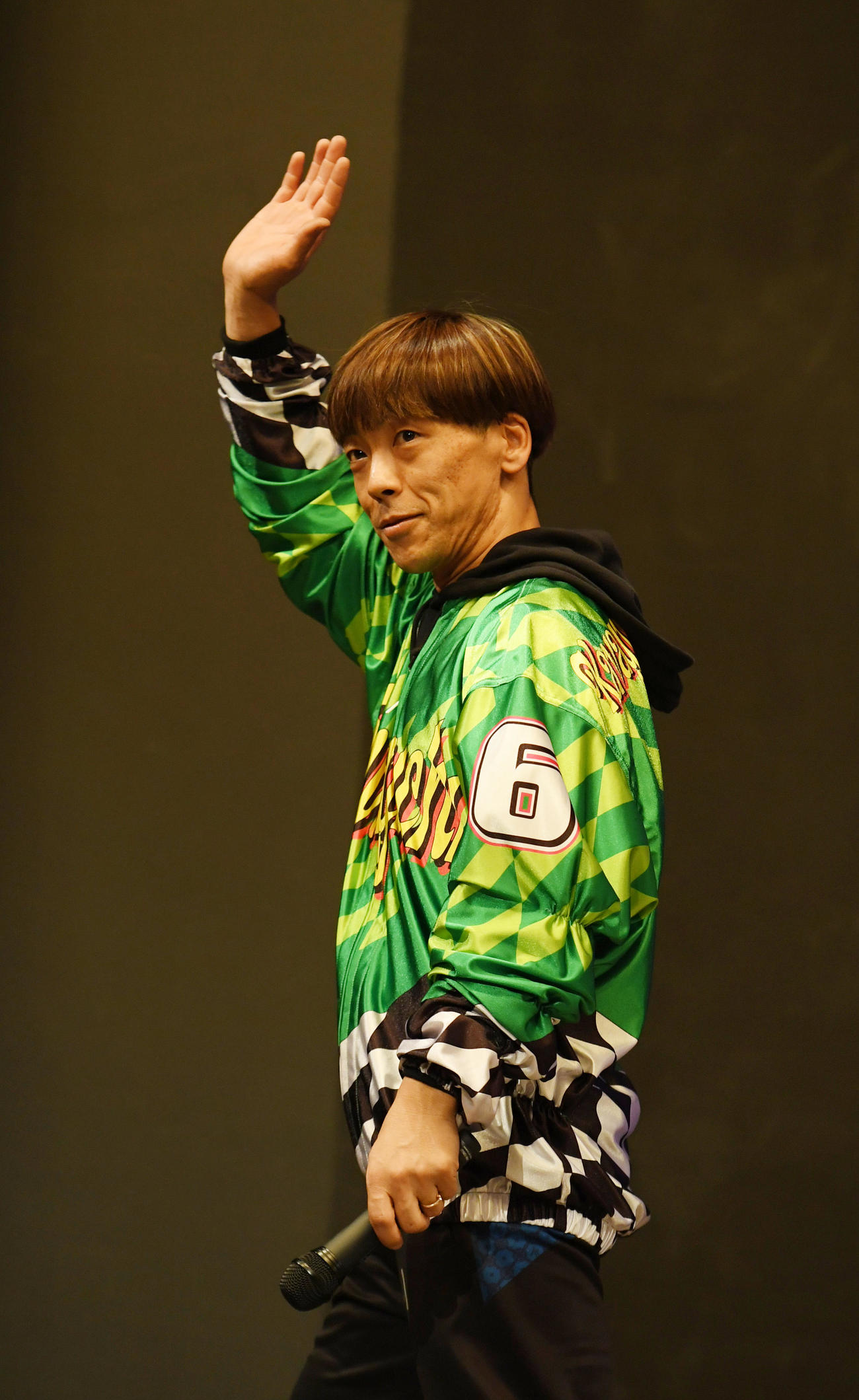 青山周平は公開勝ち上がりインタビューでファン手を振る（撮影・柴田隆二）