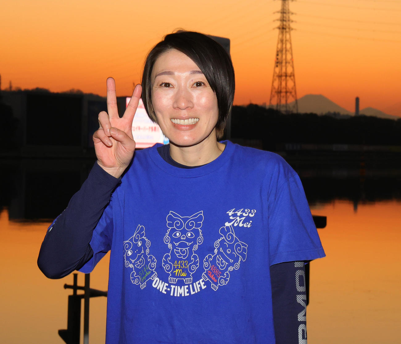 12R1着の川野芽唯は、夕焼けの富士山をバックにVサイン（撮影・野上伸悟）