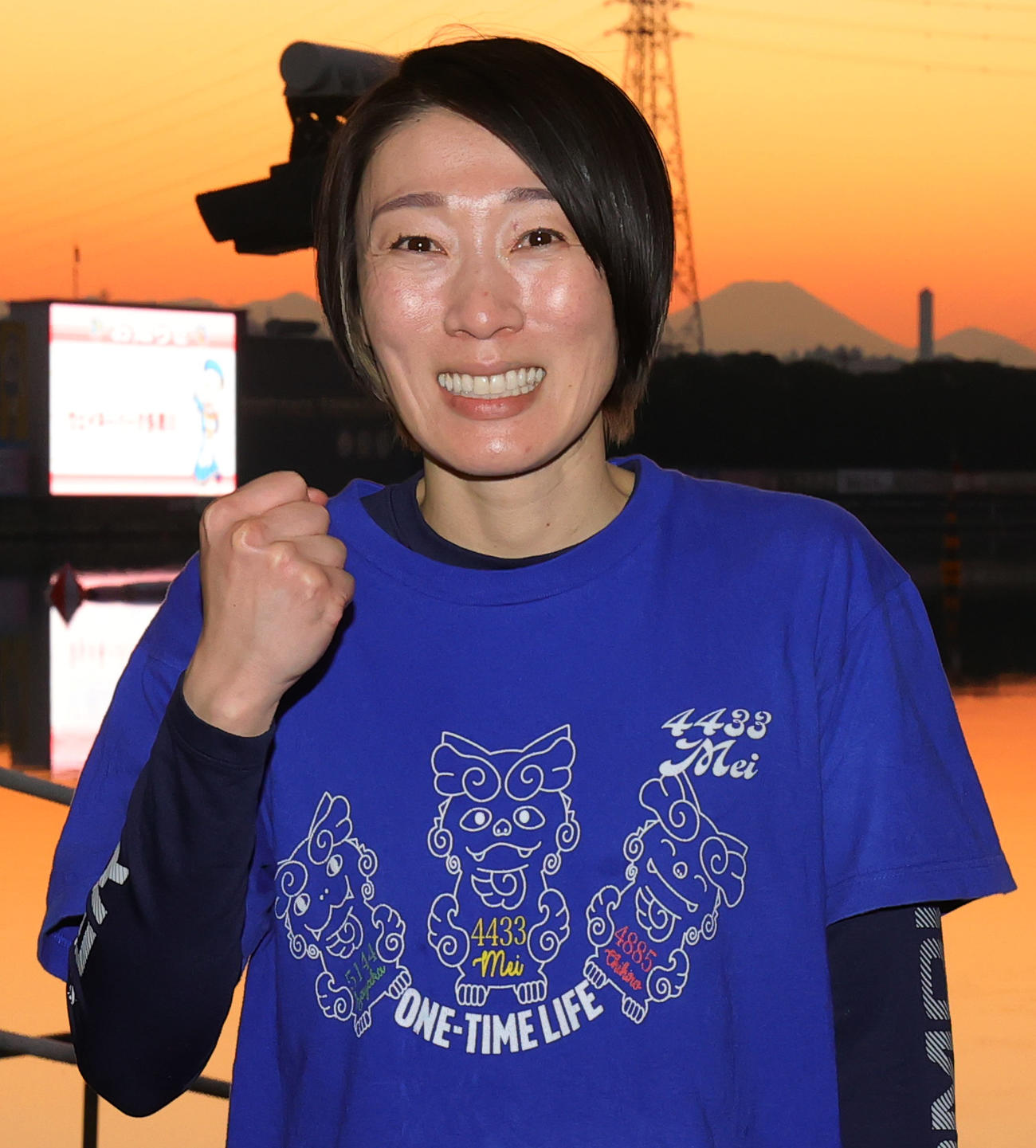 12R1着の川野芽唯は、夕焼けの富士山をバックにガッツポーズ（撮影・野上伸悟）