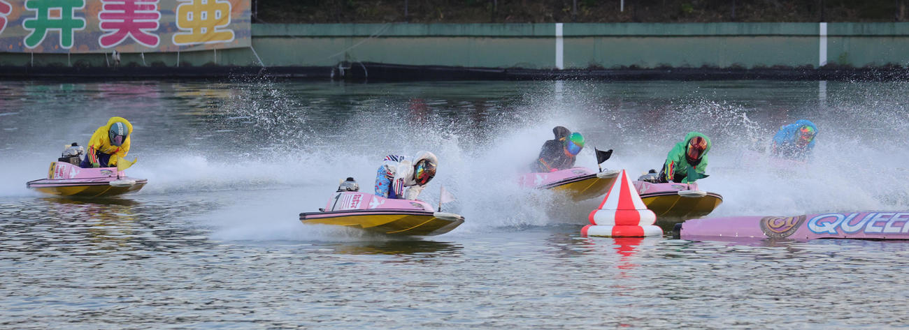 12R1周目の2マークで田口節子（右端）と渡辺優美（右から2人目）が接触。田口は不良航法とされる。先頭は1着の川野芽唯（撮影・野上伸悟）