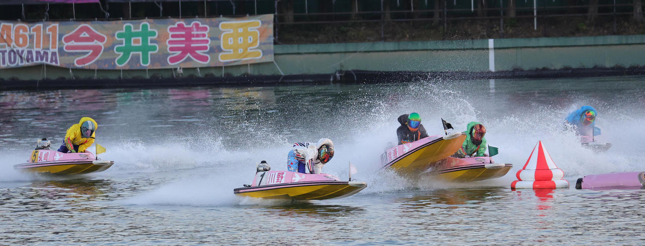12R1周目の2マークで田口節子（右端）と渡辺優美（右から2人目）が接触。田口は不良航法とされる。先頭は1着の川野芽唯（撮影・野上伸悟）