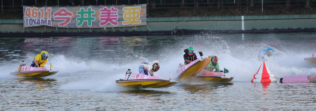 12R1周目の2マークで田口節子（右端）と渡辺優美（右から2人目）が接触。田口は不良航法とされる。先頭は1着の川野芽唯（撮影・野上伸悟）