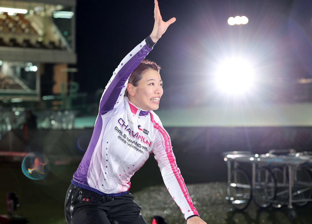 ガールズGPを制し笑顔を見せる佐藤水菜（撮影・鈴木正人）