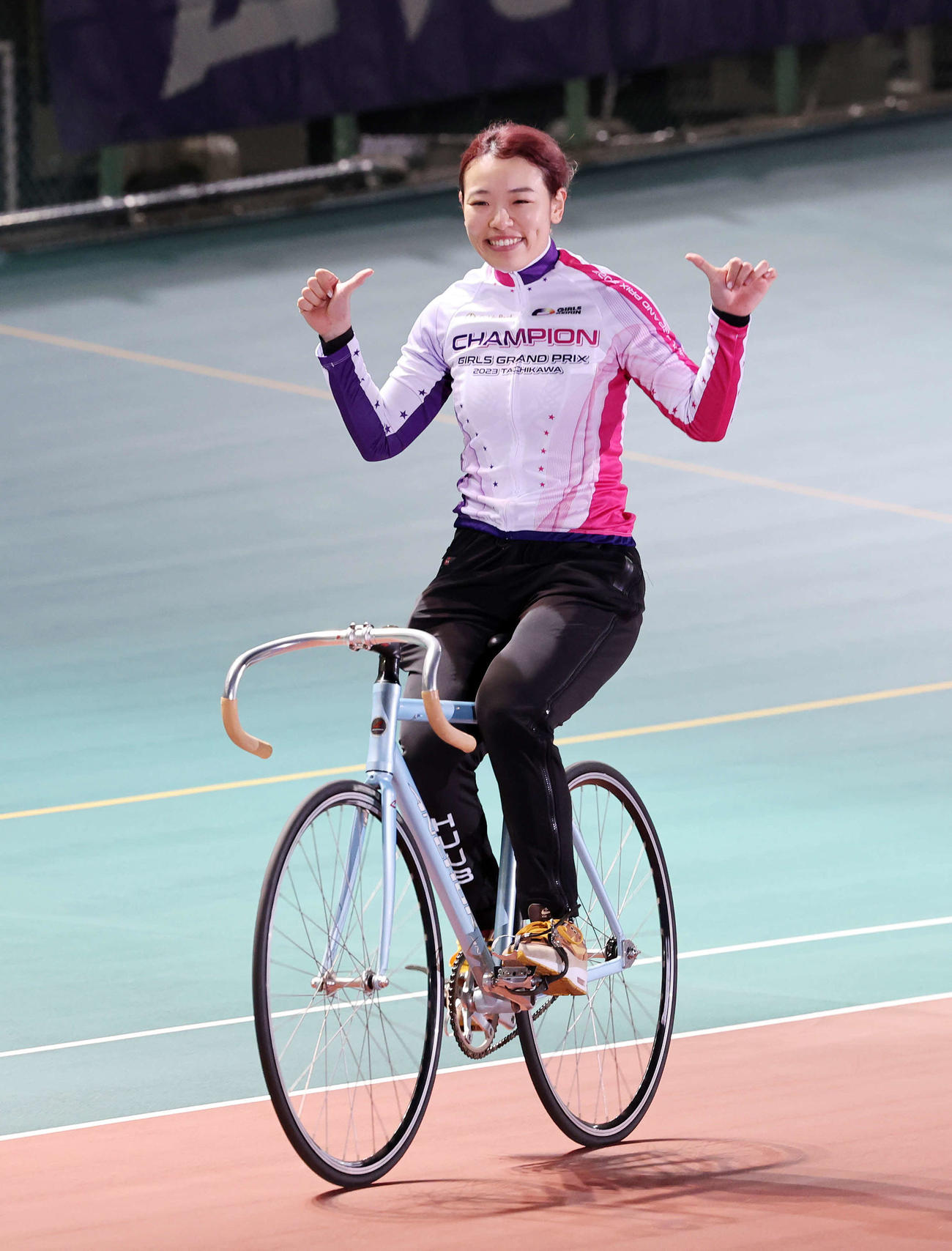 ガールズGPを制し笑顔を見せる佐藤水菜（撮影・鈴木正人）