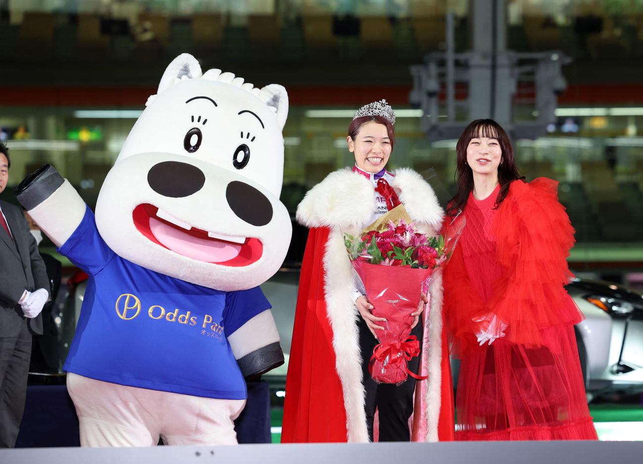 笑顔で写真に納まる、左からマキバオー、佐藤水菜、ヒグチアイ（撮影・鈴木正人）