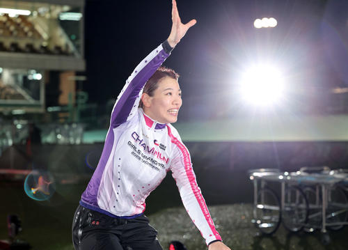 ガールズGPを制し笑顔を見せる佐藤水菜(撮影・鈴木正人)