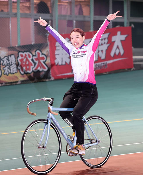 ガールズGPを制し笑顔を見せる佐藤水菜(撮影・鈴木正人)