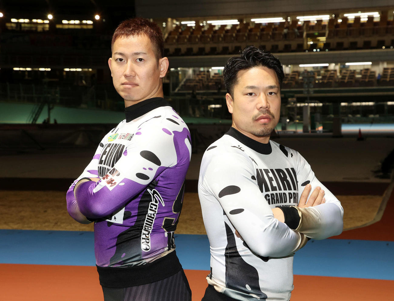ポーズを決める脇本雄太（左）と古性優作（撮影・鈴木正人）