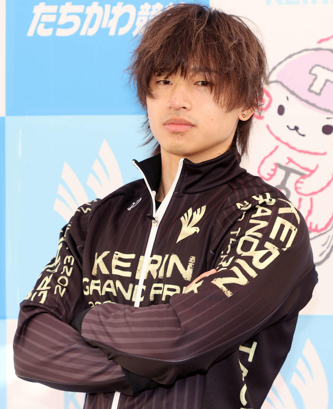 ポーズを決める山口拳矢（撮影・鈴木正人）