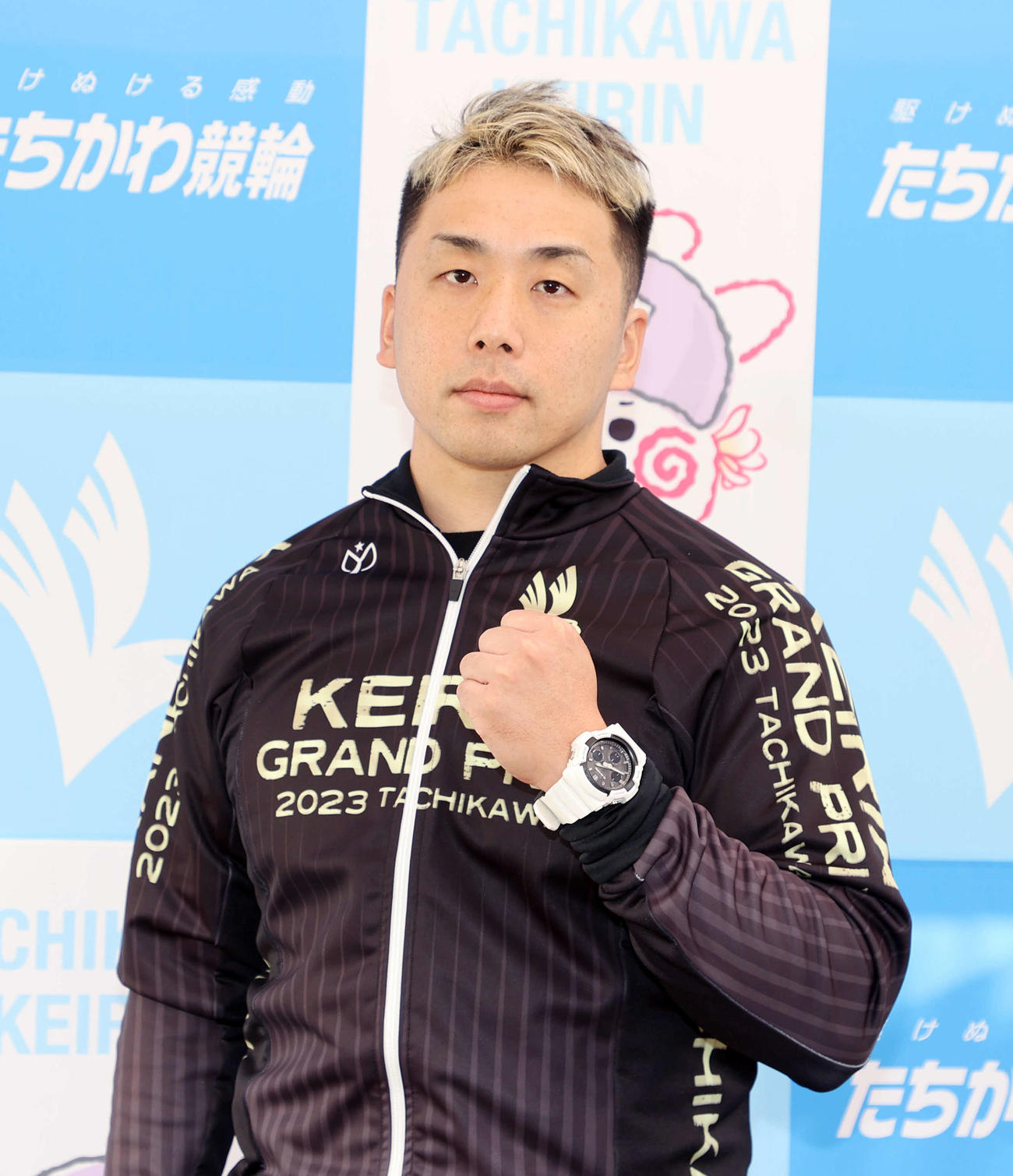 ポーズを決める清水裕友（撮影・鈴木正人）