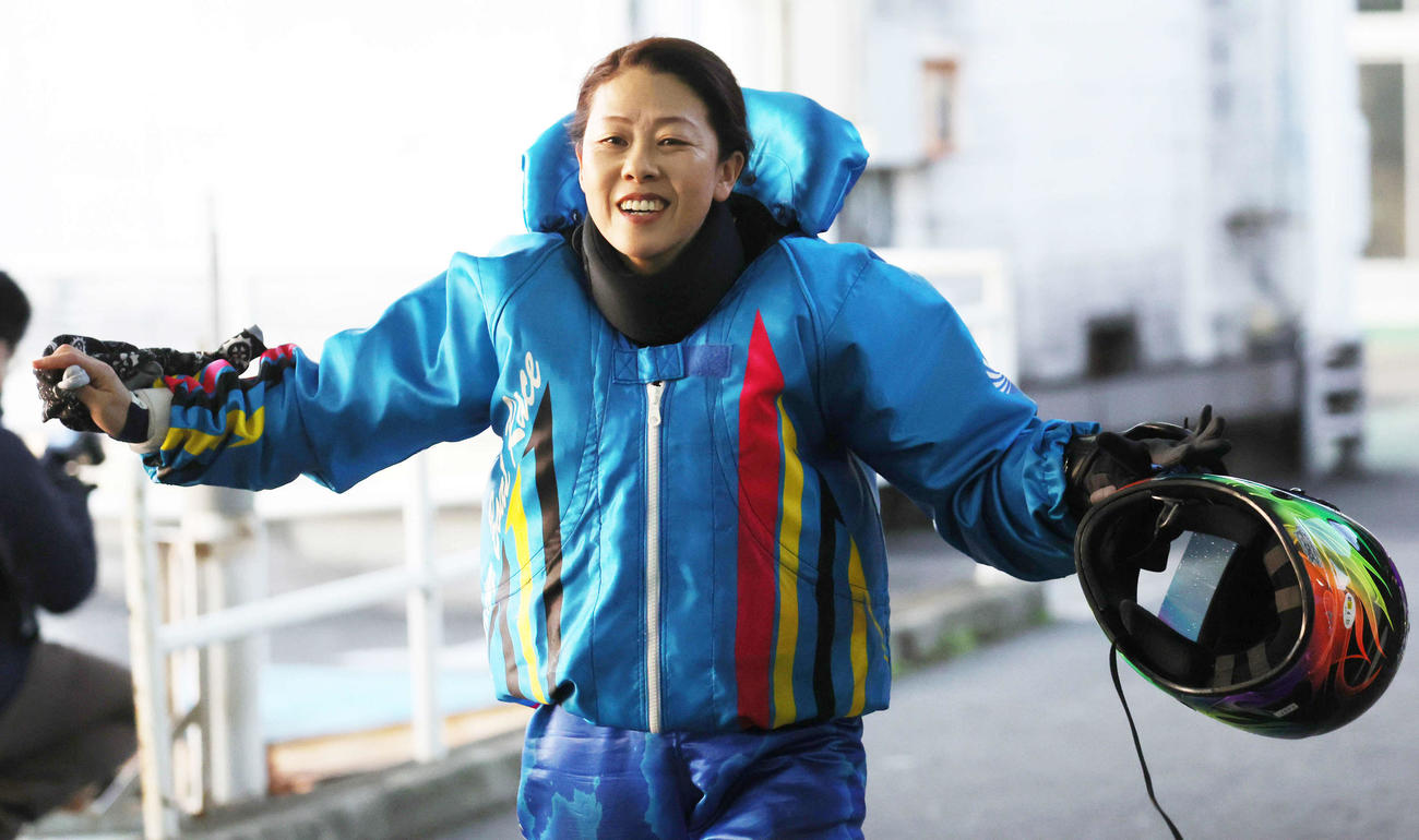 12Rで2着の寺田千恵はセーフポーズで引き揚げる（撮影・野上伸悟）