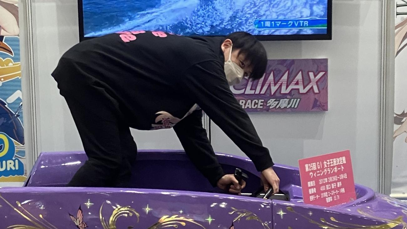 コミックマーケット103でモンキーターンのポースを披露して会場を盛り上げた西舘健