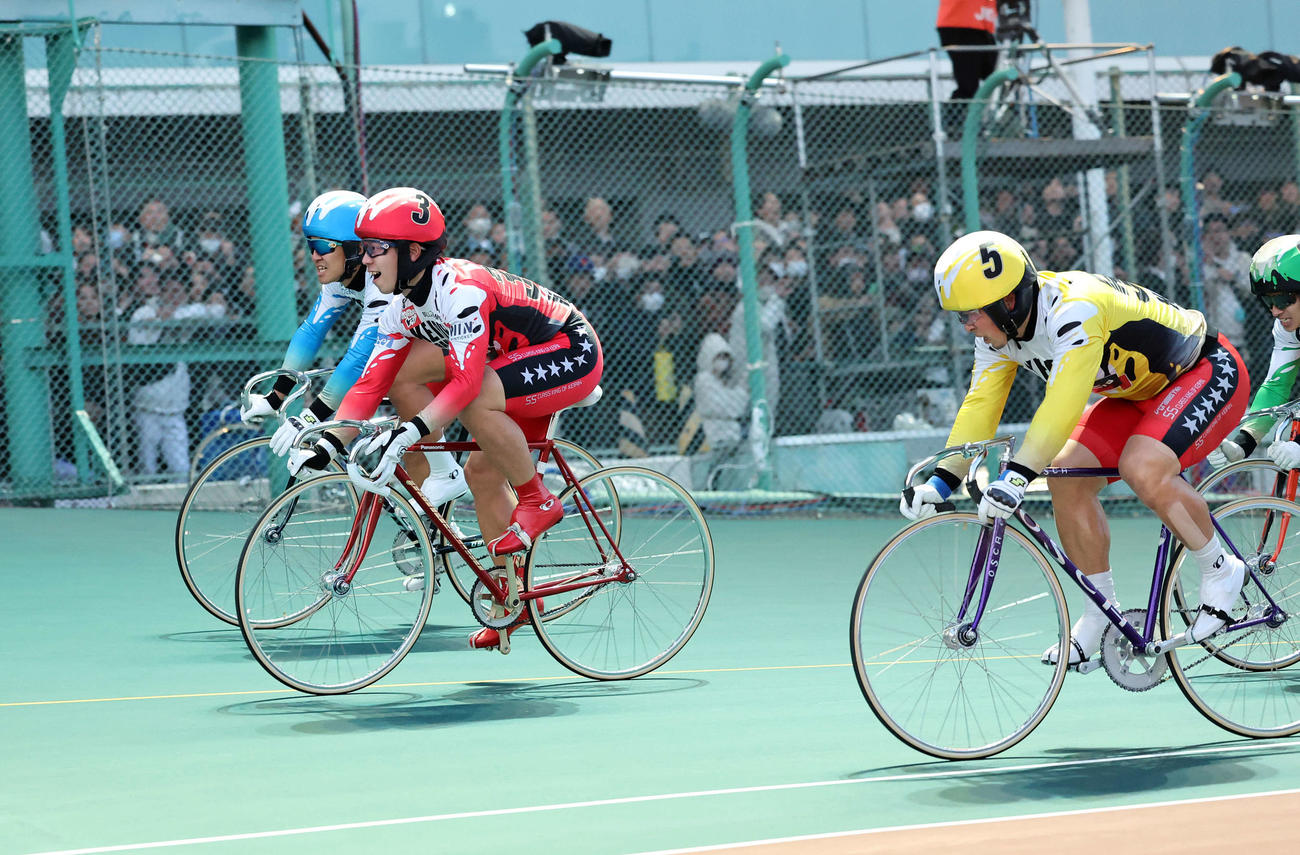 KEIRINグランプリを制し笑顔を見せる松浦悠士（左から2人目）（撮影・鈴木正人）