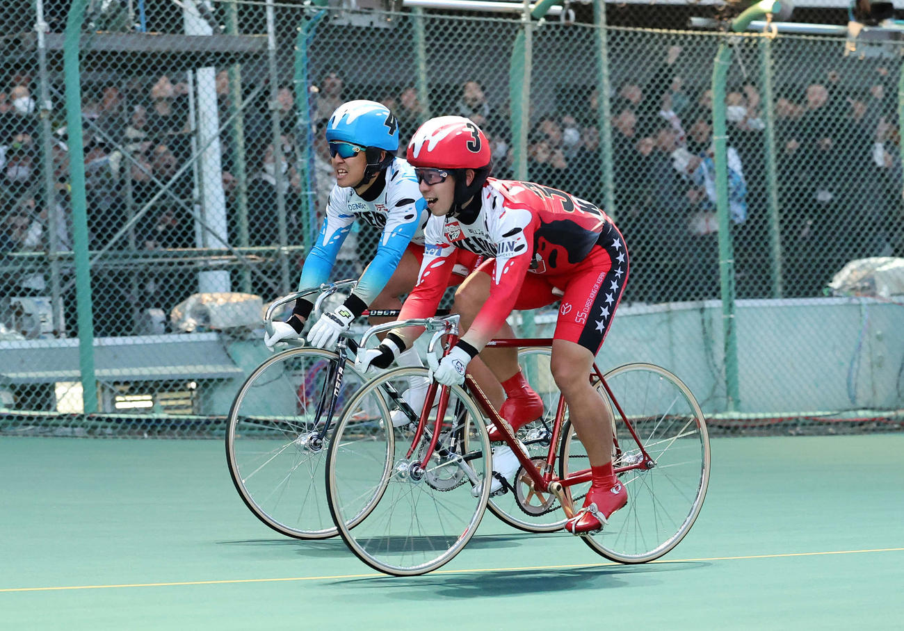 KEIRINグランプリを制し笑顔を見せる松浦悠士（手前）と悔しそうな表情を見せる真杉匠（撮影・鈴木正人）