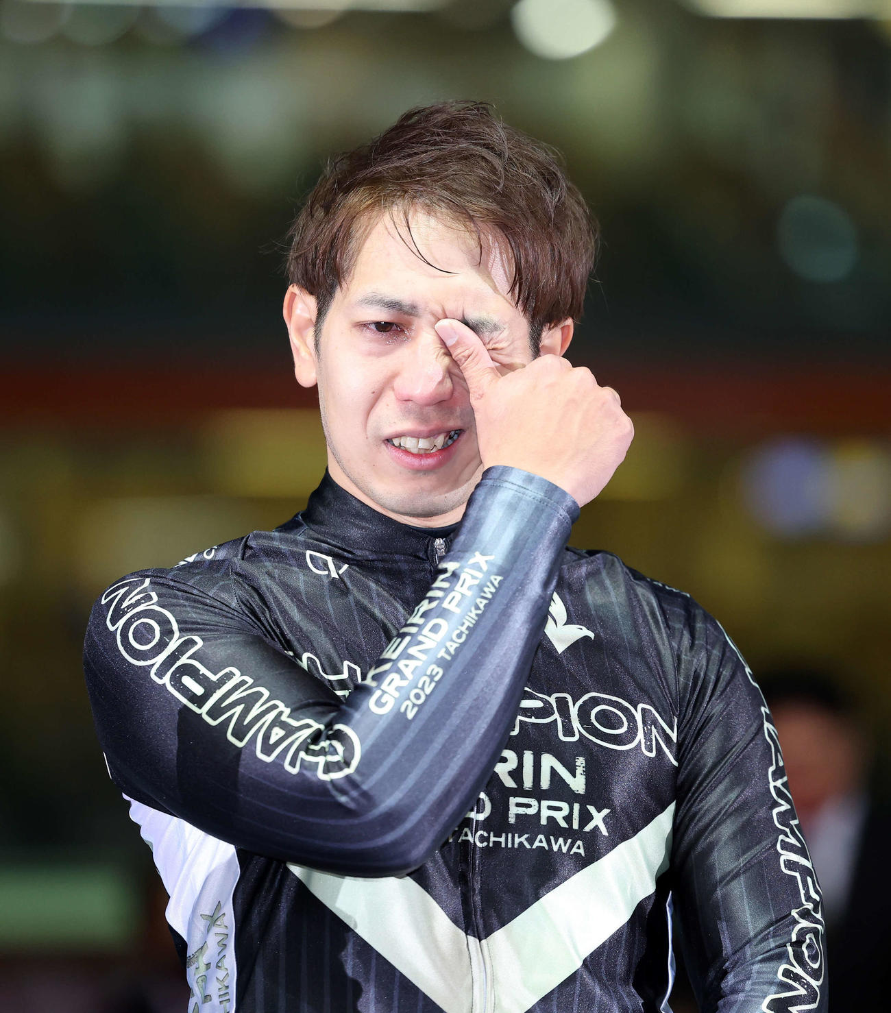 優勝者インタビューで涙ぐむ松浦悠士（撮影・鈴木正人）