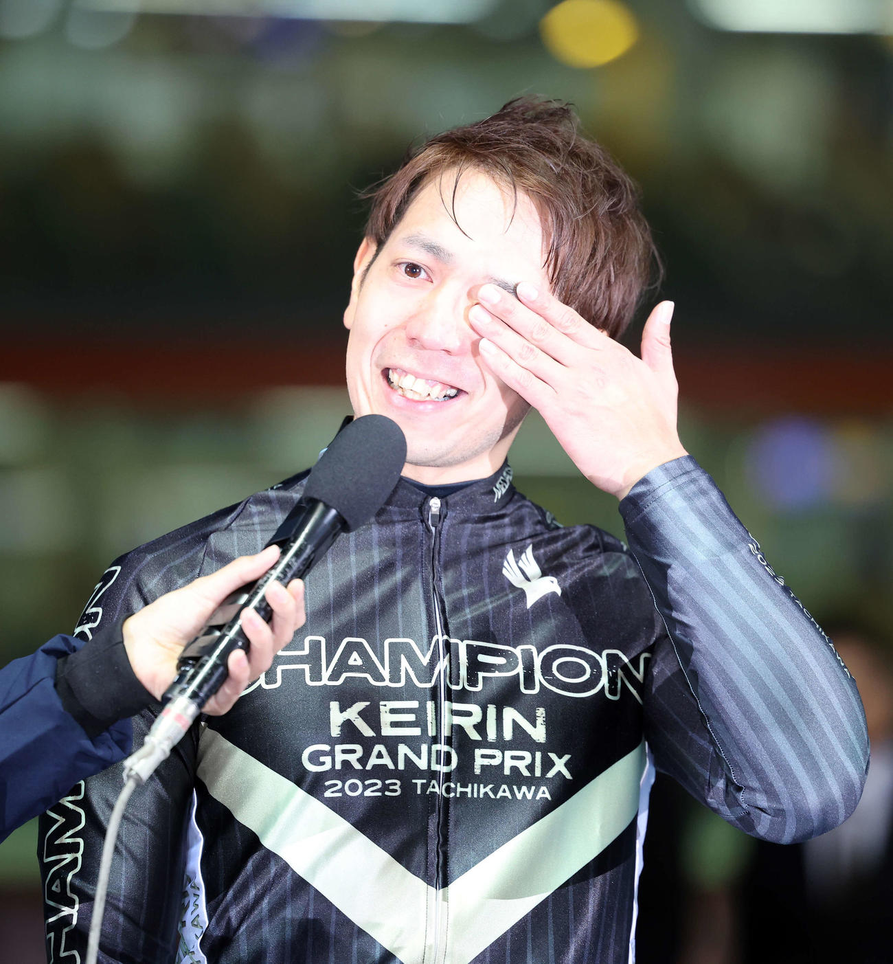 優勝者インタビューで涙ぐむ松浦悠士（撮影・鈴木正人）