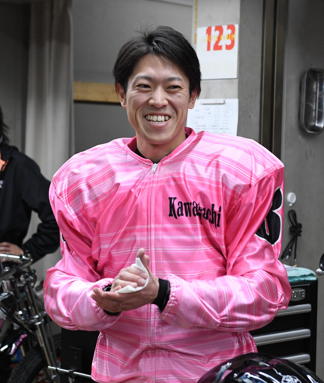 シリーズ準決勝戦7Rで1着の中村杏亮は笑顔を見せる（撮影・柴田隆二）