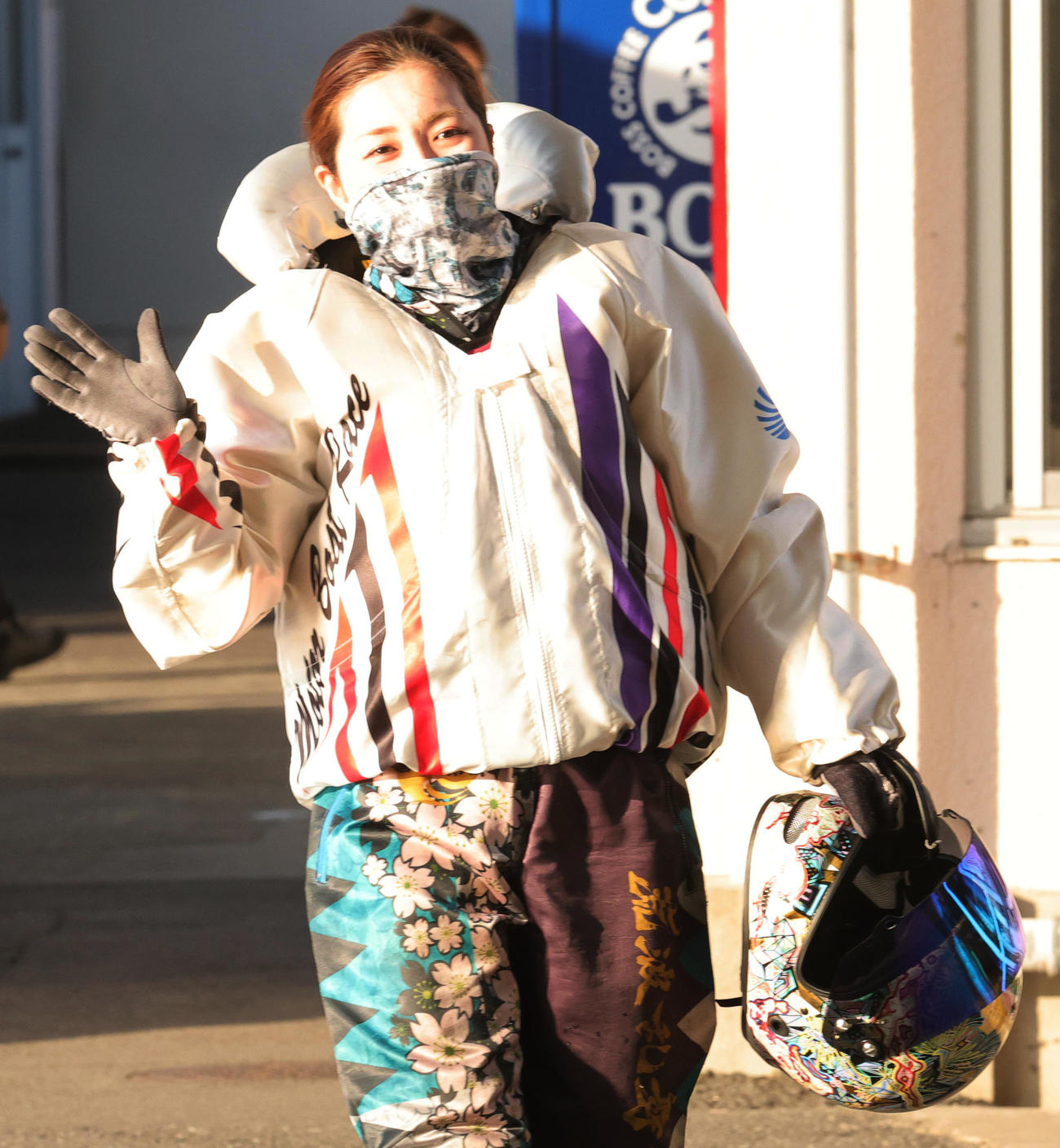 10R1着で喜ぶ西橋奈未（撮影・野上伸悟）