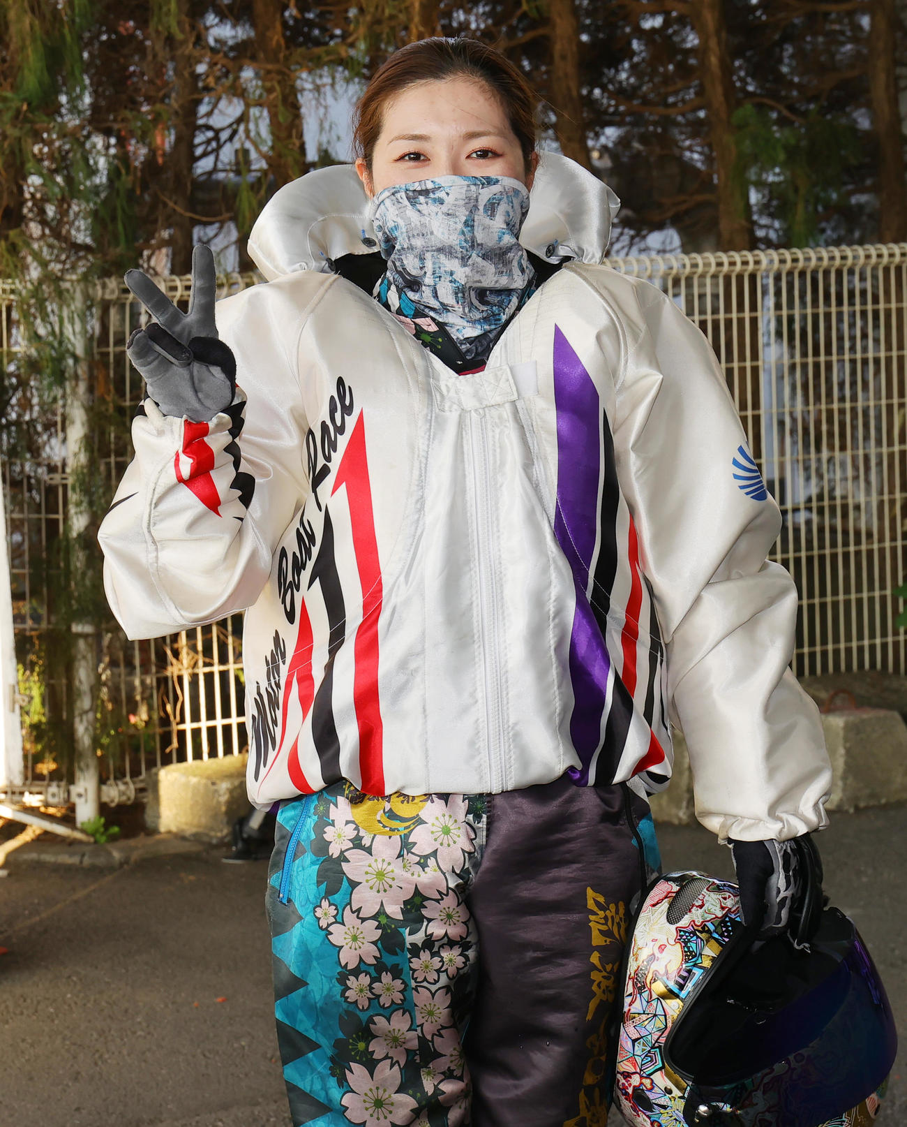 10R1着でVサインの西橋奈未（撮影・野上伸悟）