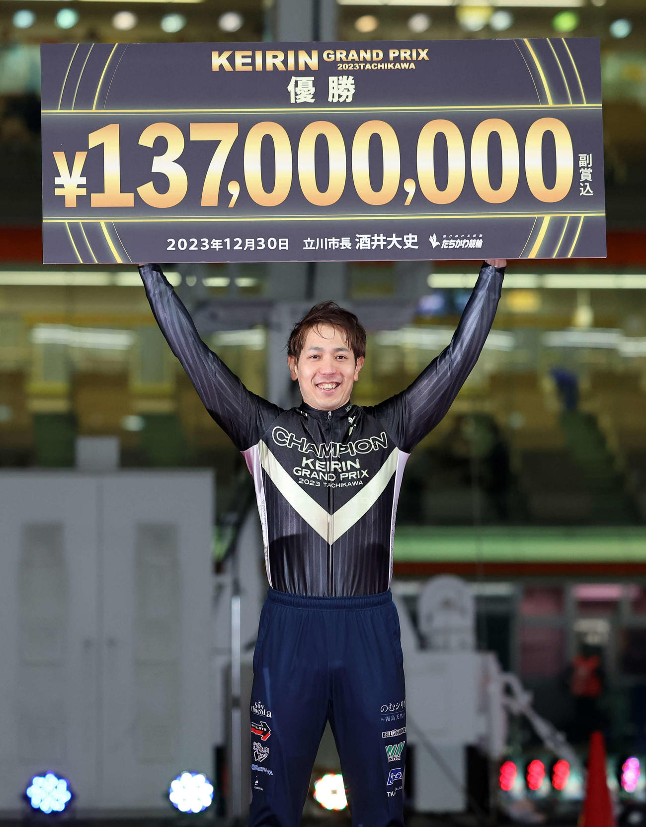 KEIRINグランプリを初制覇し、賞金ボードを掲げながら笑顔の松浦悠士（撮影・鈴木正人）