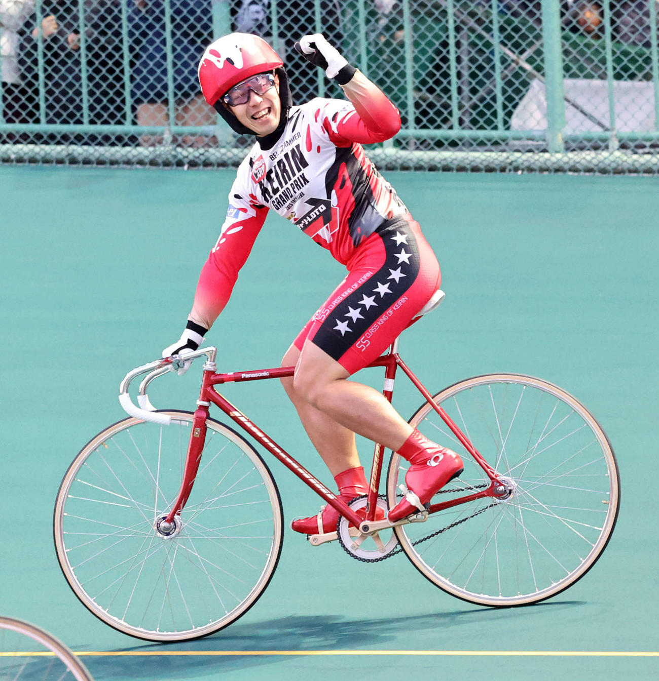 KEIRINグランプリを初制覇し、笑顔でガッツポーズする松浦悠士（撮影・鈴木正人）