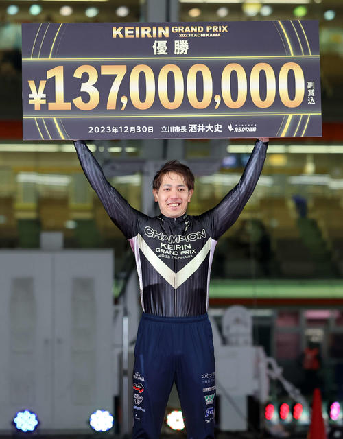 KEIRINグランプリを初制覇し、賞金ボードを掲げながら笑顔の松浦悠士（撮影・鈴木正人）