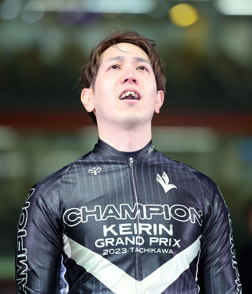 優勝者インタビューで涙ぐむ松浦悠士（撮影・鈴木正人）