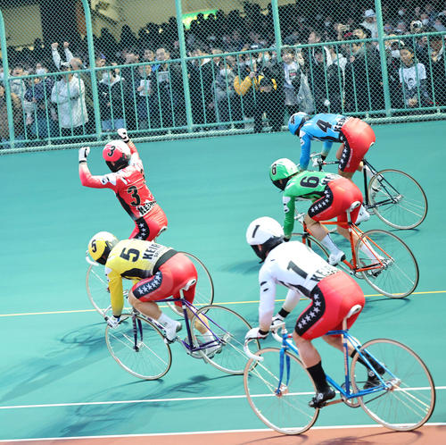 KEIRINグランプリを初制覇し、ガッツポーズする松浦悠士（左後方）（撮影・鈴木正人）