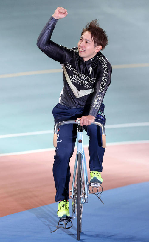 KEIRINグランプリを初制覇し、笑顔でガッツポーズする松浦悠士（撮影・鈴木正人）