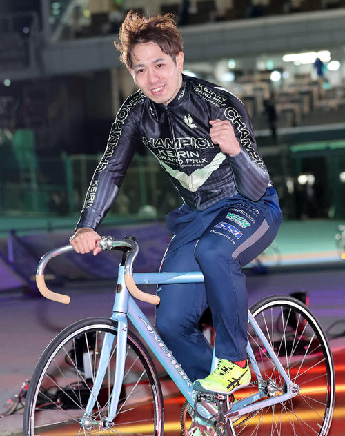 KEIRINグランプリを初制覇し、笑顔でガッツポーズする松浦悠士（撮影・鈴木正人）