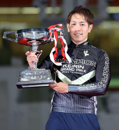 優勝カップを手に笑顔を見せる松浦悠士（撮影・鈴木正人）