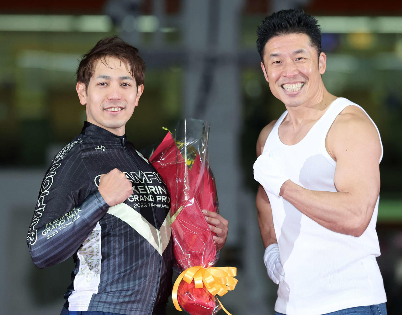 表彰式でポーズを決める松浦悠士（左）となかやまきんに君（撮影・鈴木正人）