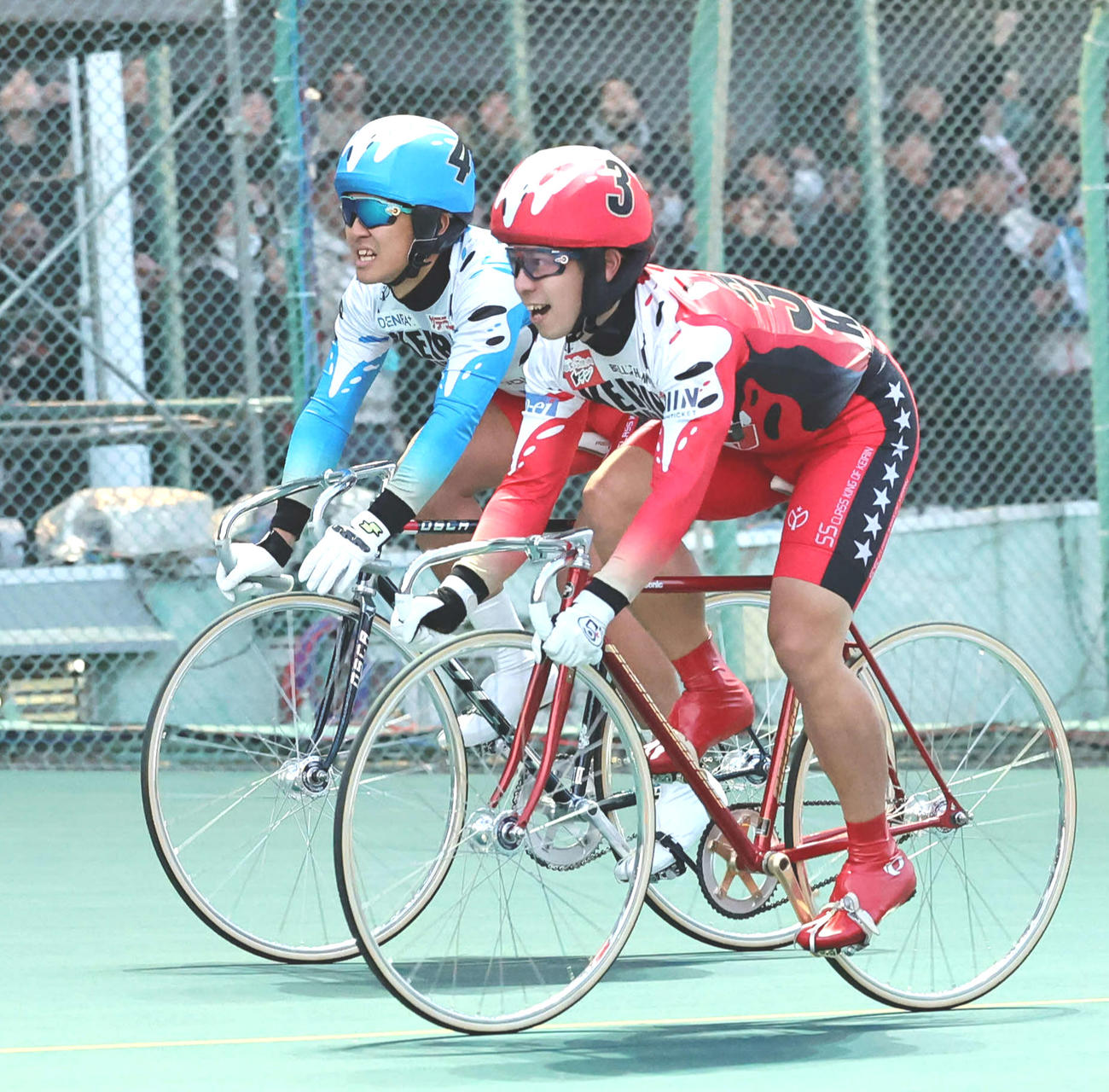 KEIRINグランプリを制し笑顔の松浦悠士（手前）と悔しそうな表情の真杉匠（撮影・鈴木正人）