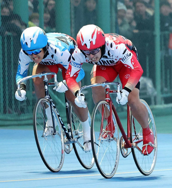 KEIRINグランプリで最後の直線を力走する真杉匠（左）と松浦悠士（撮影・鈴木正人）