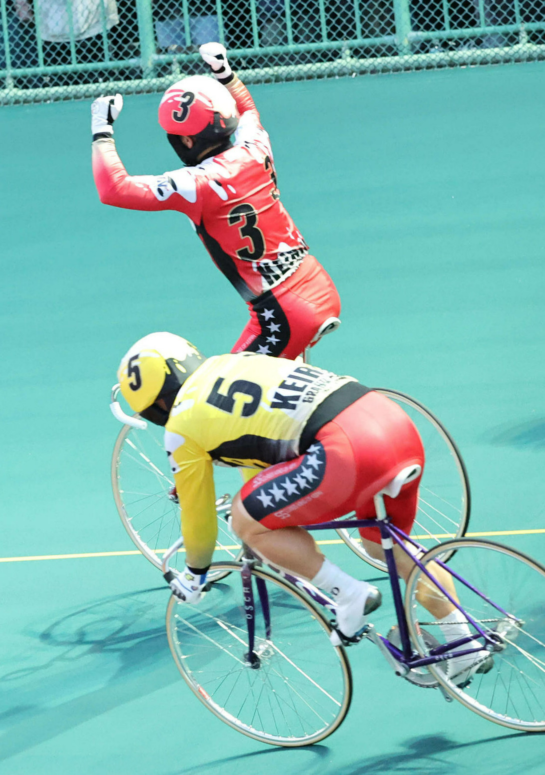 KEIRINグランプリを制した松浦悠士（奥）と2着の深谷知広（撮影・鈴木正人）